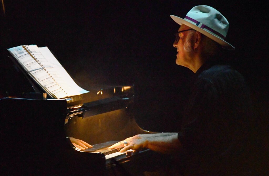 Ova slika ima prazan alt atribut ; naziv datoteke je Ludovico-Einaudi-Arena-2024%C2%A9-Renato-Begnoni-059-1-1024x671.jpg