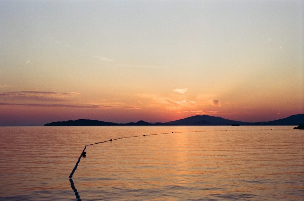 Novi jadranski set: Surf Festival na otoku Krku spaja globalne selektore i najuzbudljivije regionalne live bendove