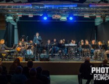 Gradska glazba Samobor i Igor Geržina tijekom edukacijskog koncerta za mlade u Samoboru, dirigent Robert Polgar, publika uživa u glazbi.